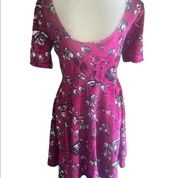 NWT-T/O-FIT AND FLARE DRESS - Picture 6 of 10